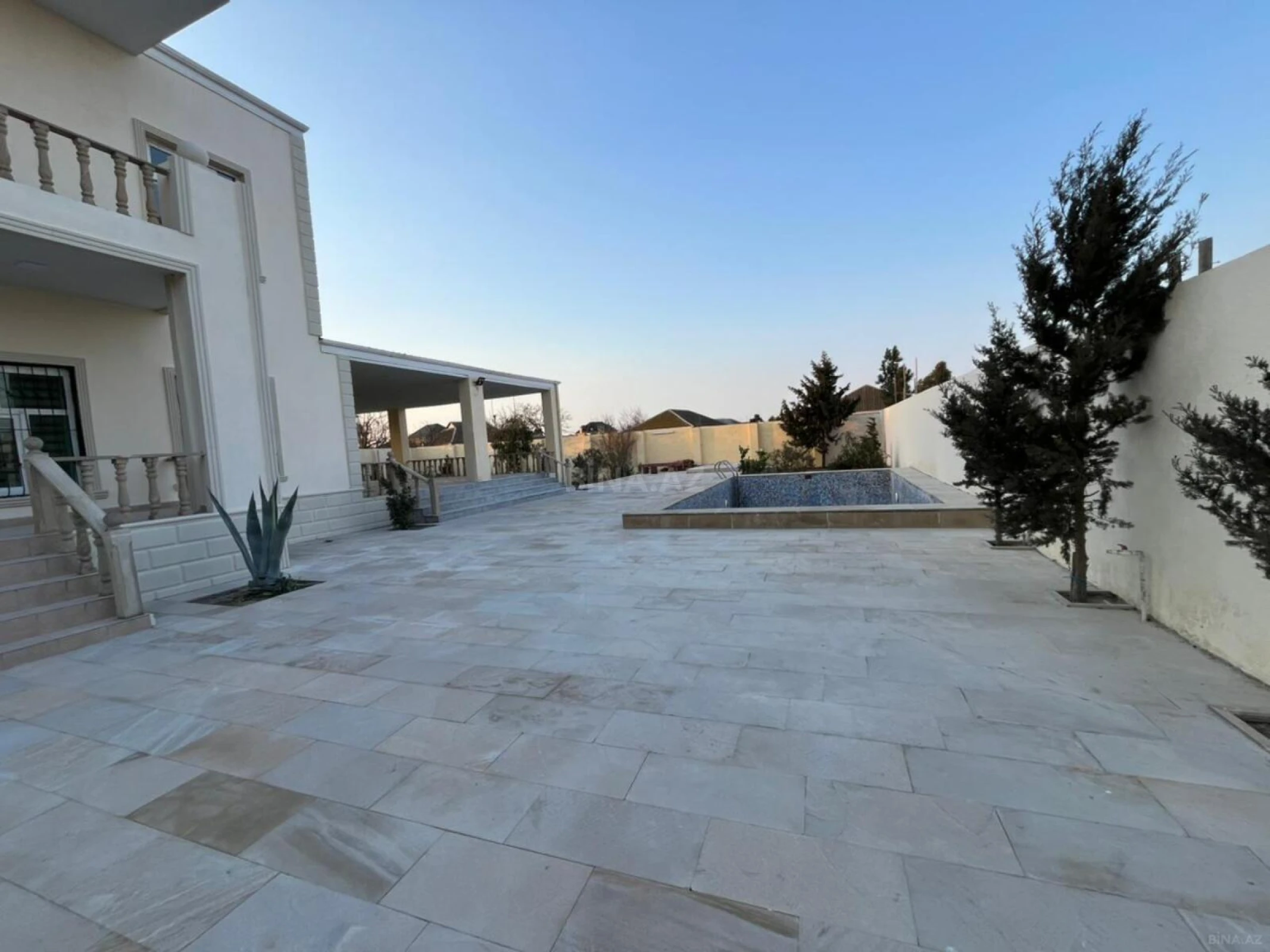Satılır 5 otaqlı həyət evi 240 m²