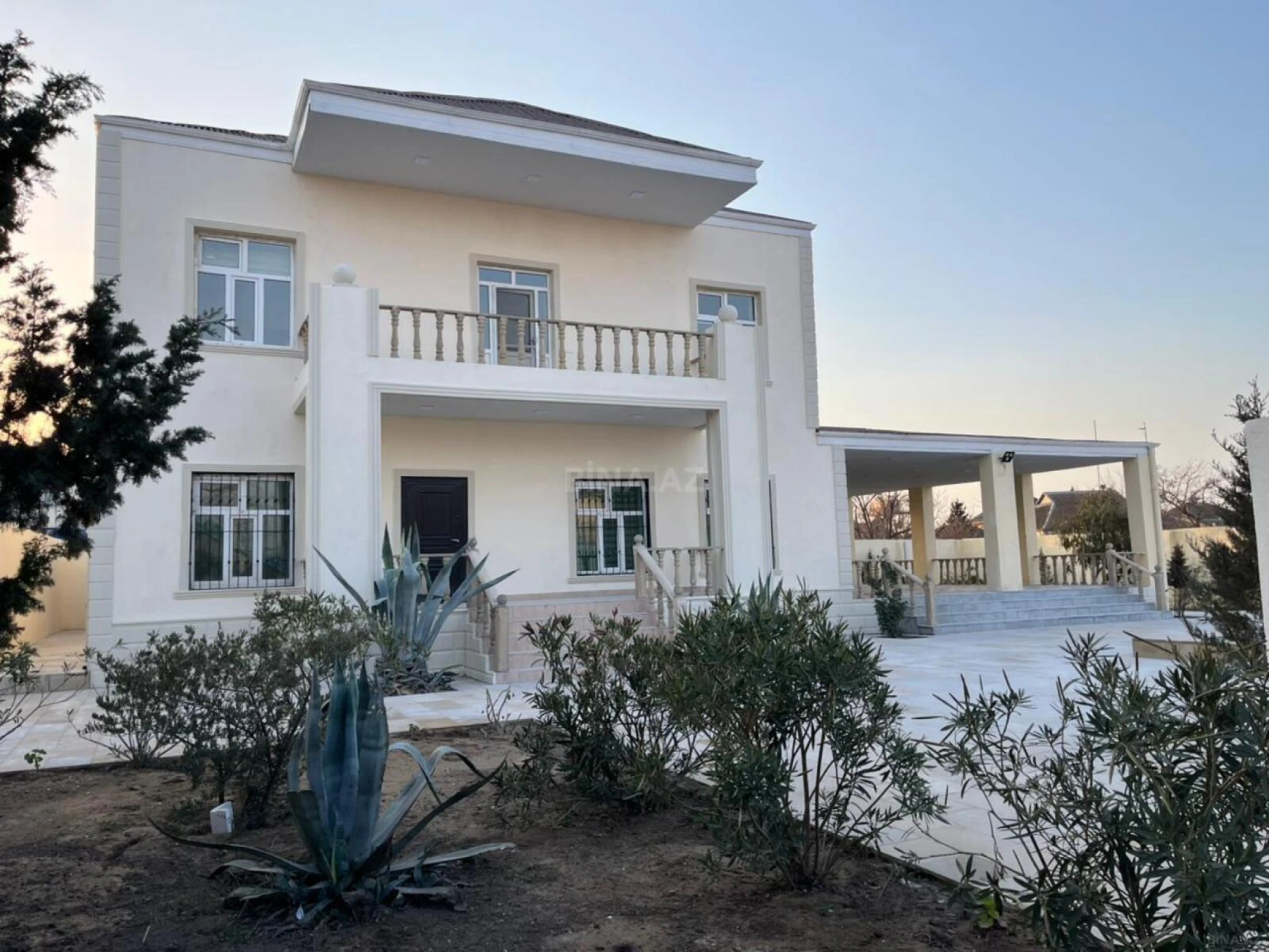 Satılır 5 otaqlı həyət evi 240 m²