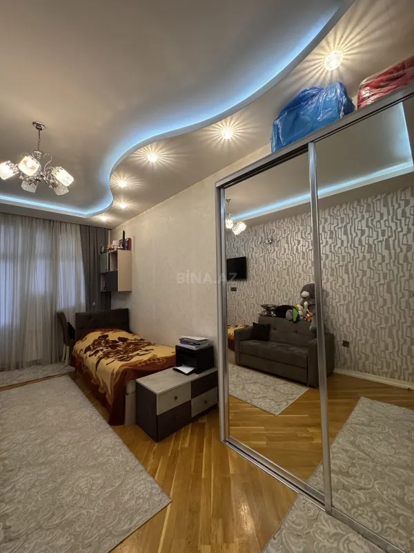 Satılır 3 otaqlı mənzil 130 m²