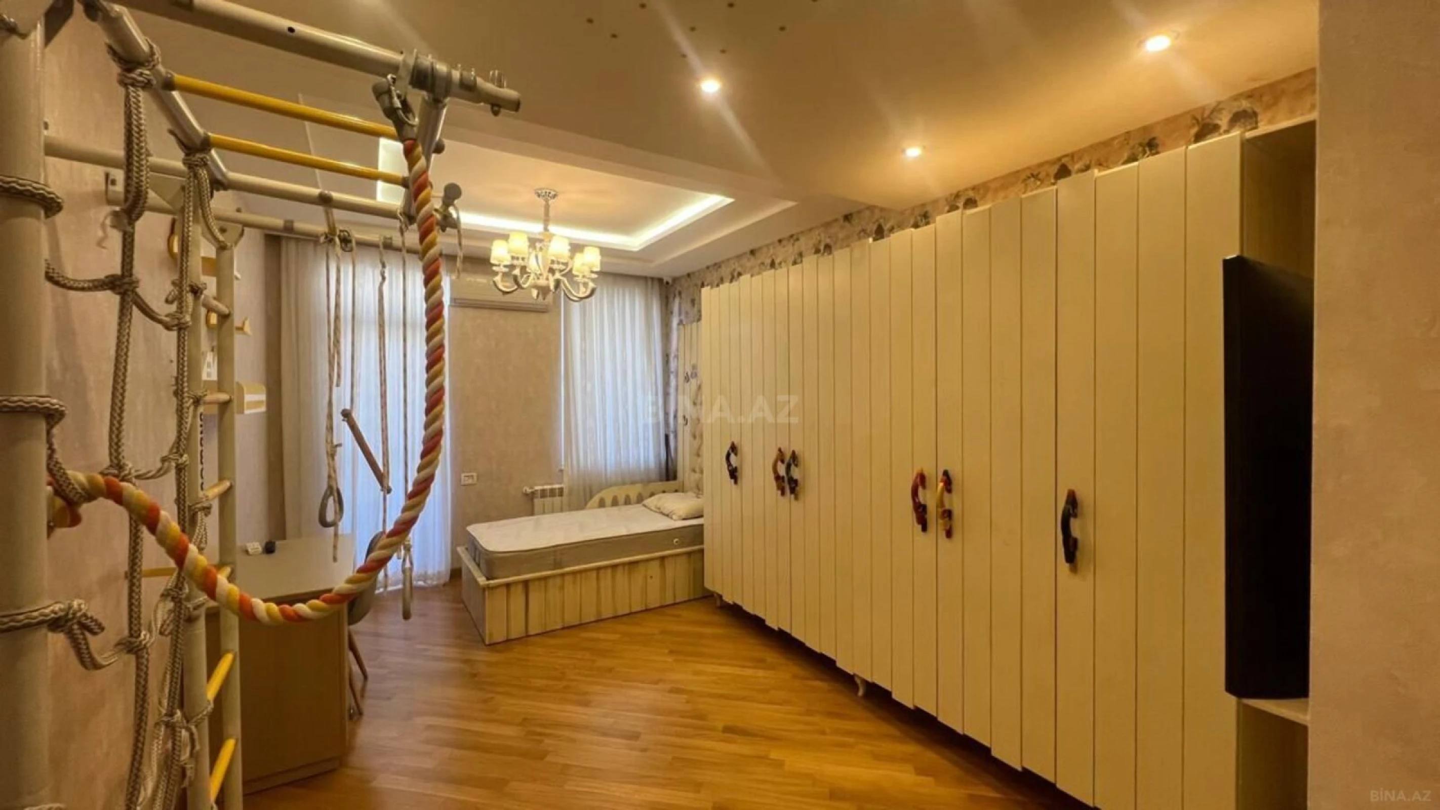Kirayə verilir 4 otaqlı mənzil 185 m²