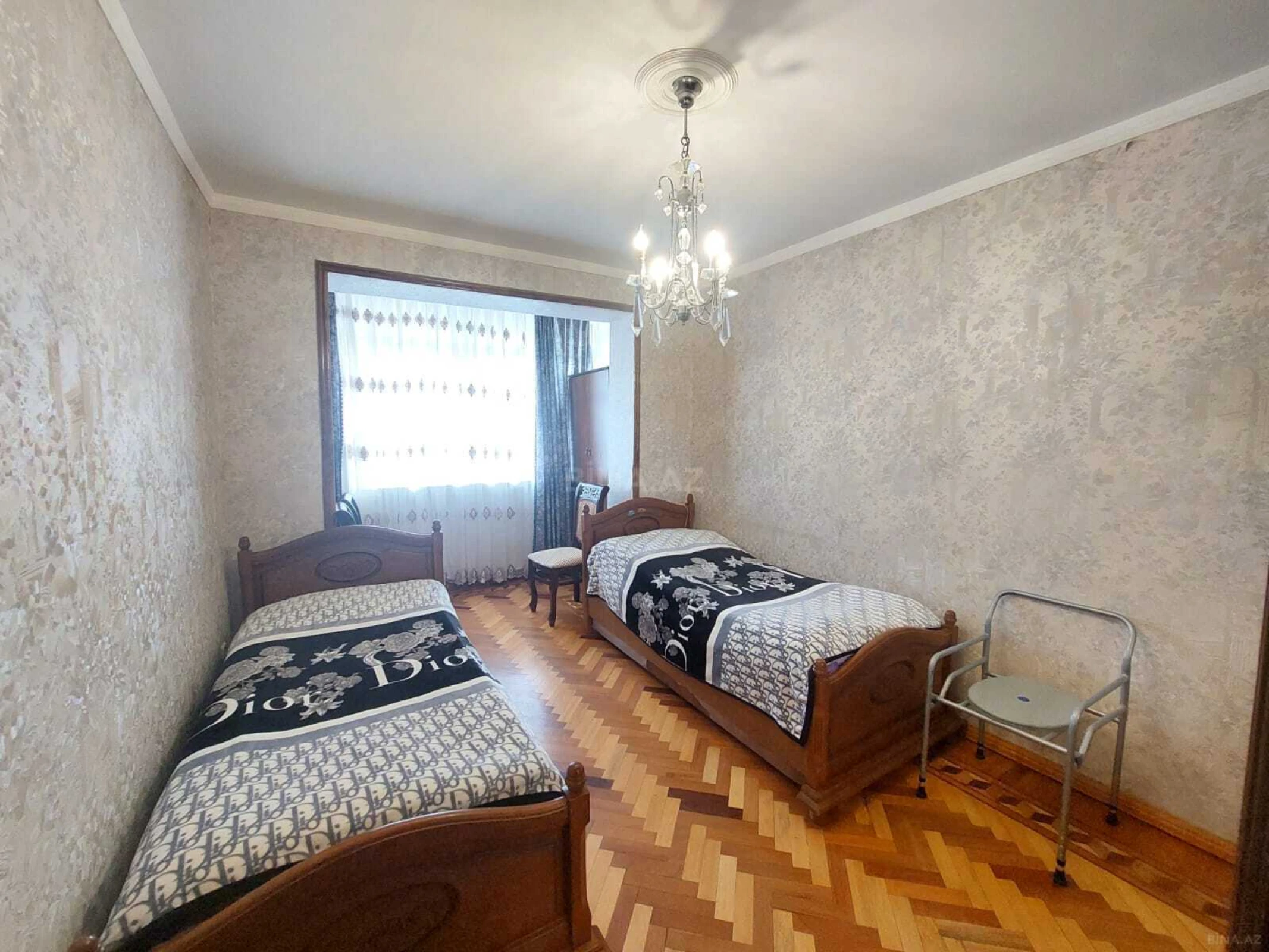 Satılır 5 otaqlı mənzil 135 m²