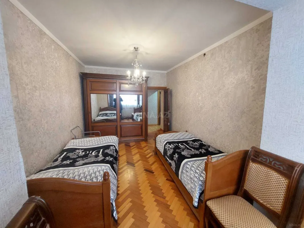 Satılır 5 otaqlı mənzil 135 m²