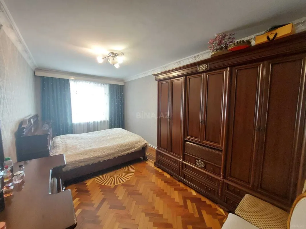 Satılır 5 otaqlı mənzil 135 m²
