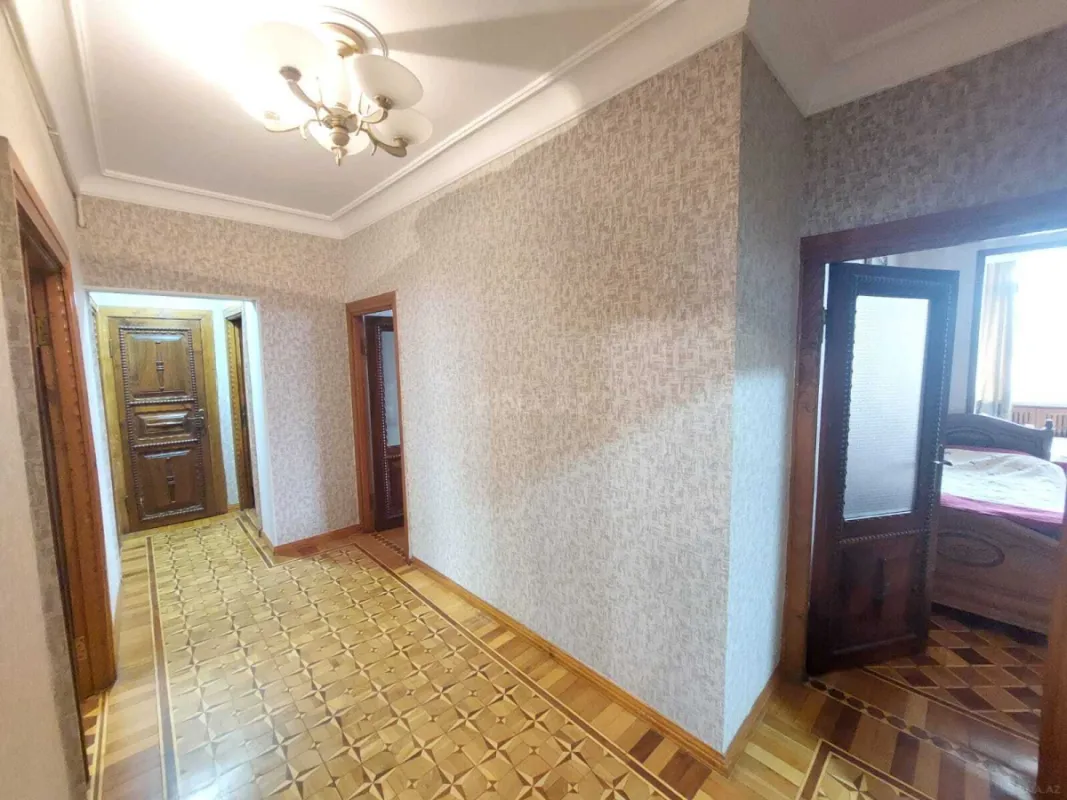 Satılır 5 otaqlı mənzil 135 m²
