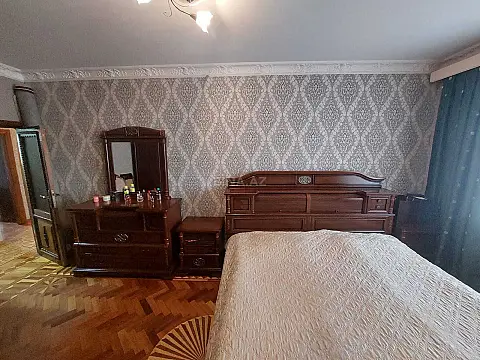Satılır 5 otaqlı mənzil 135 m²