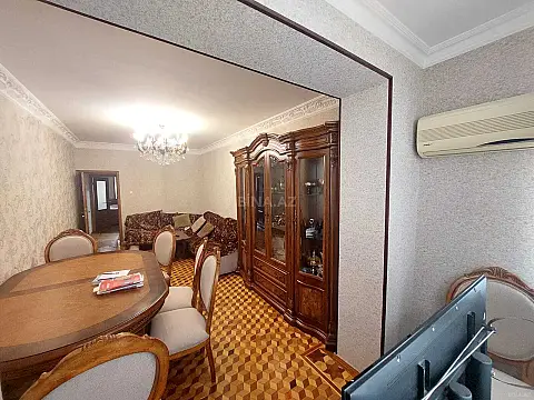 Satılır 5 otaqlı mənzil 135 m²