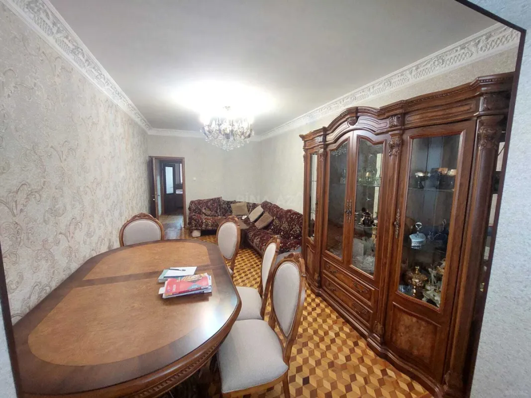 Satılır 5 otaqlı mənzil 135 m²