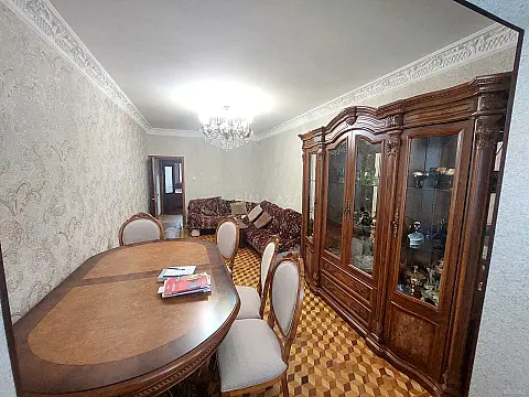 Satılır 5 otaqlı mənzil 135 m²