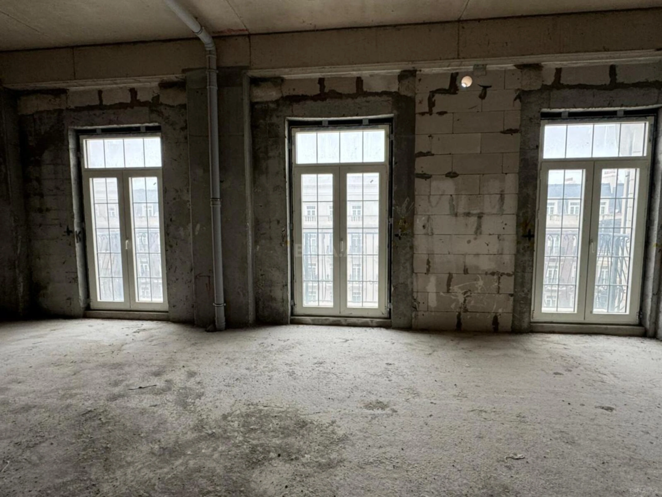 Satılır 5 otaqlı mənzil 177 m²