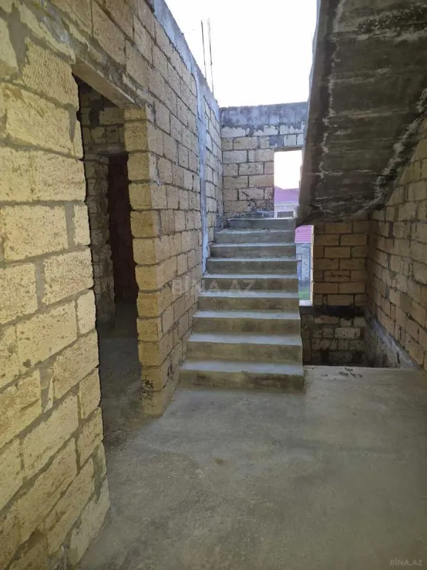 Satılır 8 otaqlı həyət evi 290 m²