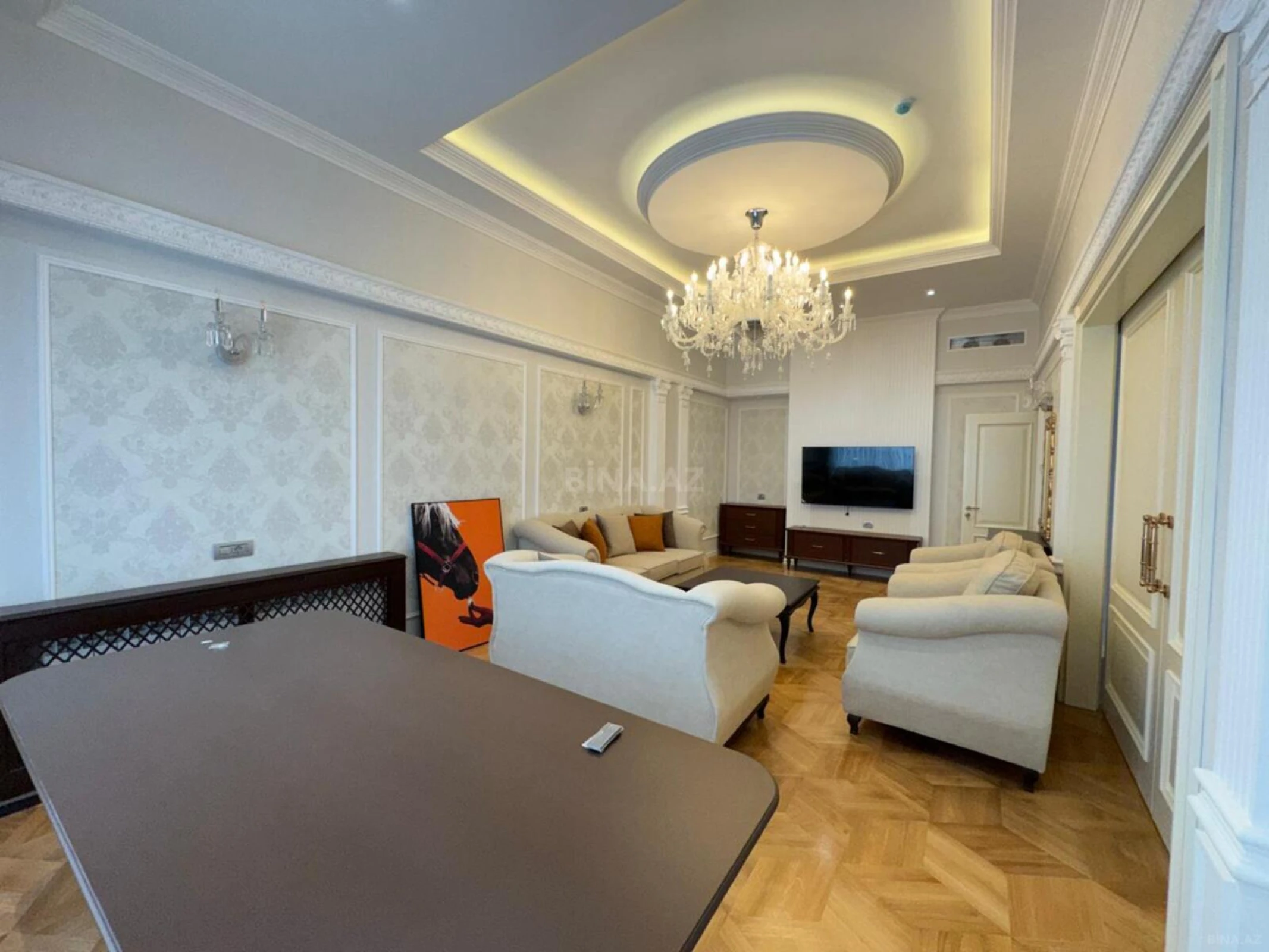 Kirayə verilir 7 otaqlı mənzil 320 m²
