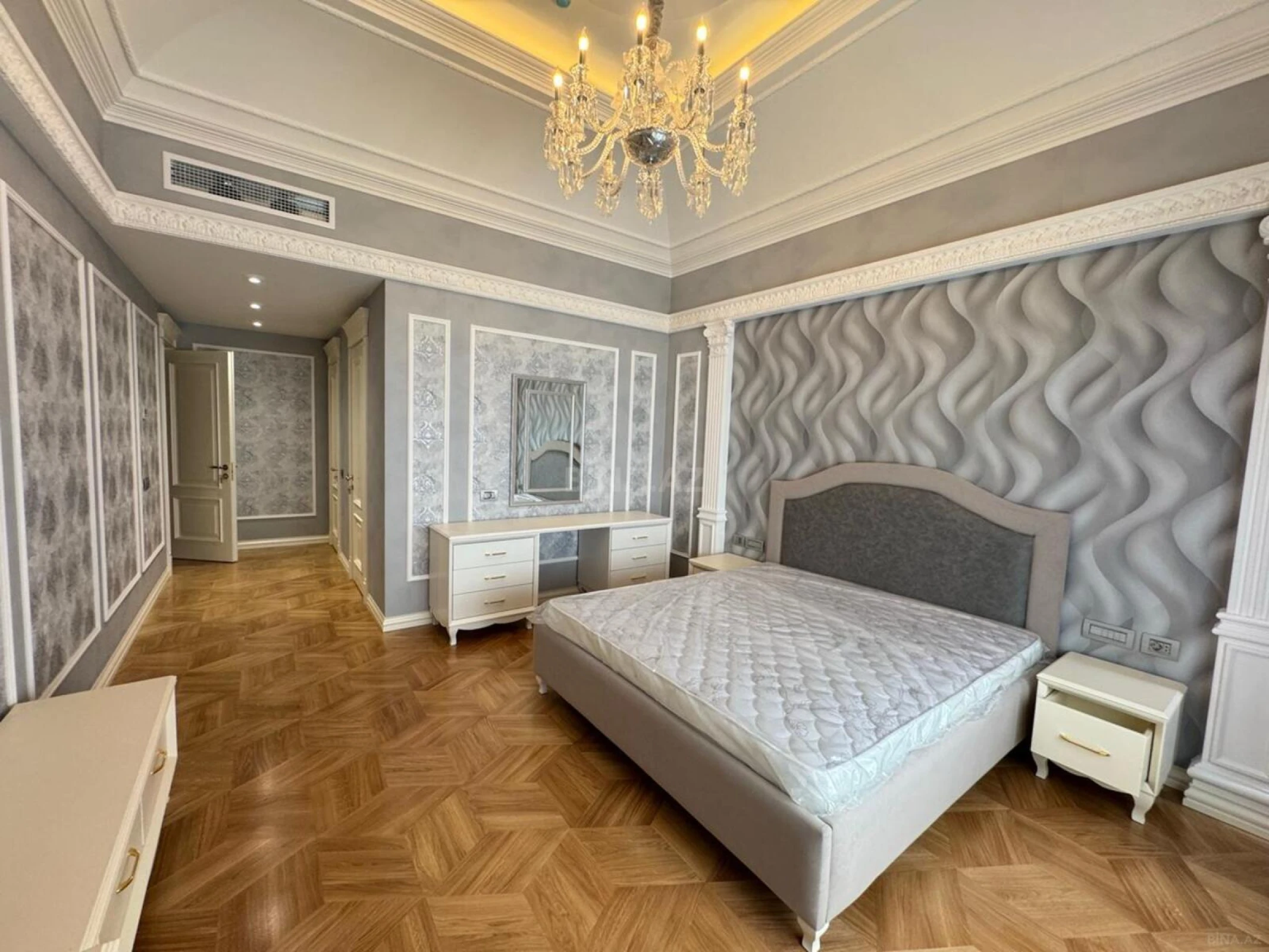 Kirayə verilir 7 otaqlı mənzil 320 m²