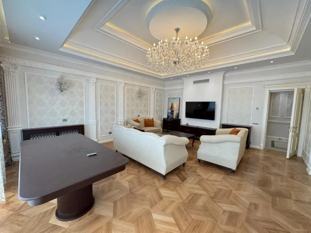 Kirayə verilir 7 otaqlı mənzil 320 m²