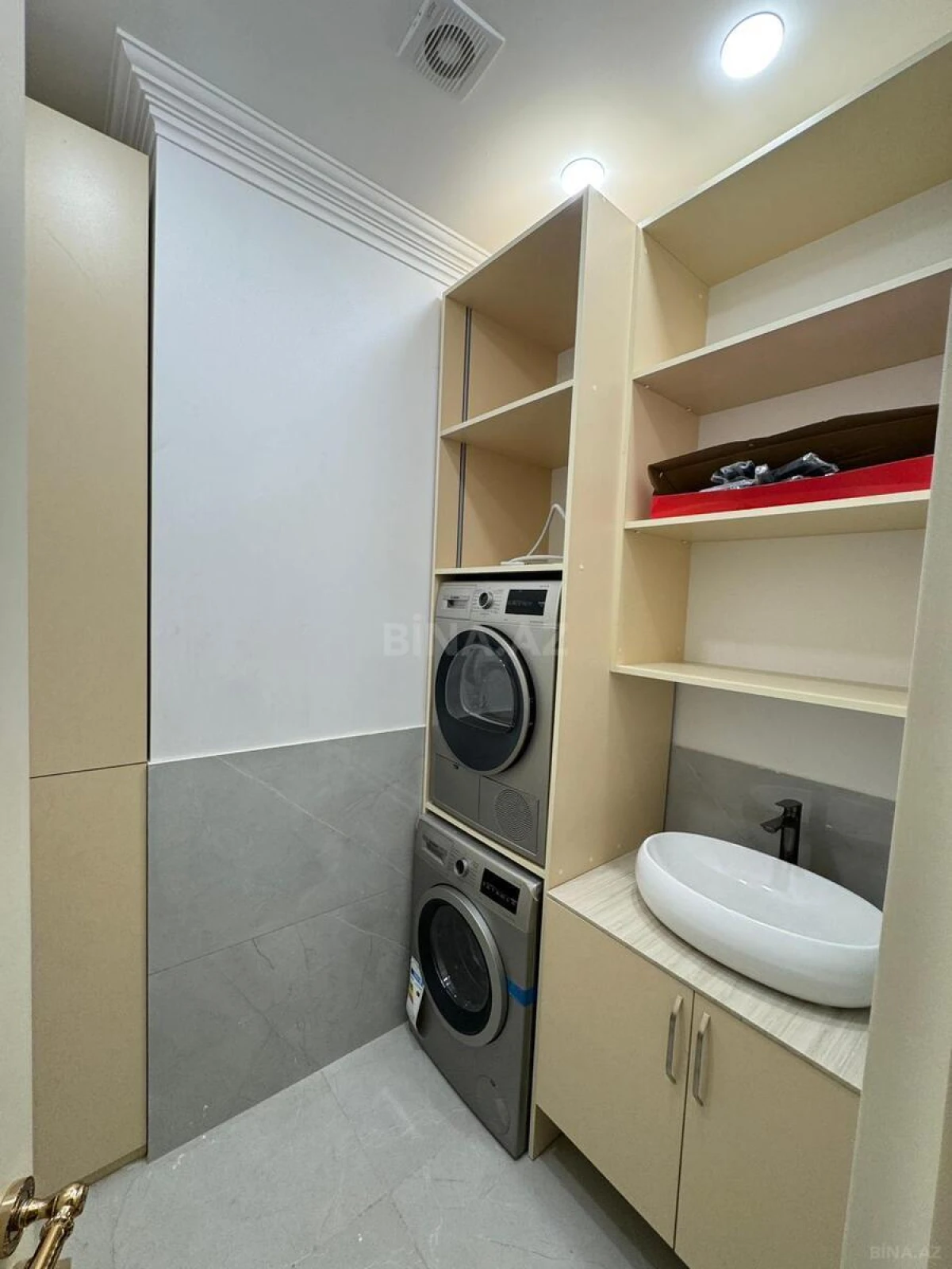 Kirayə verilir 7 otaqlı mənzil 320 m²
