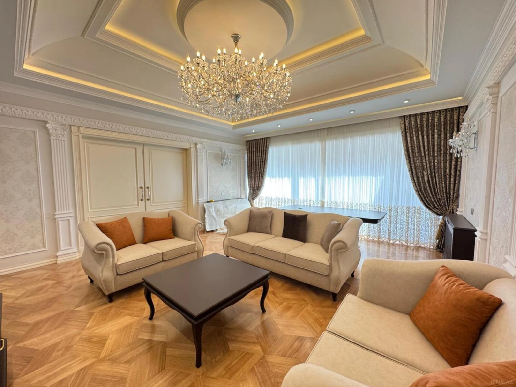 Kirayə verilir 7 otaqlı mənzil 320 m²