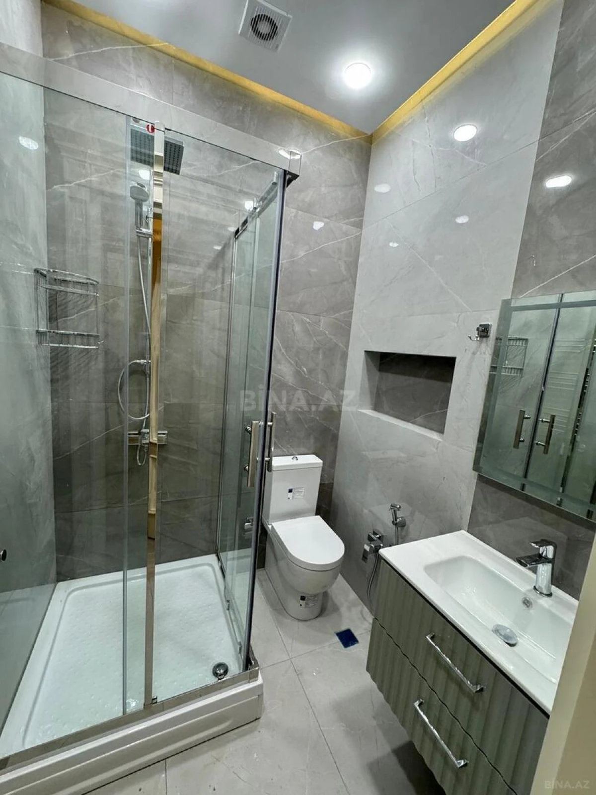 Kirayə verilir 7 otaqlı mənzil 320 m²