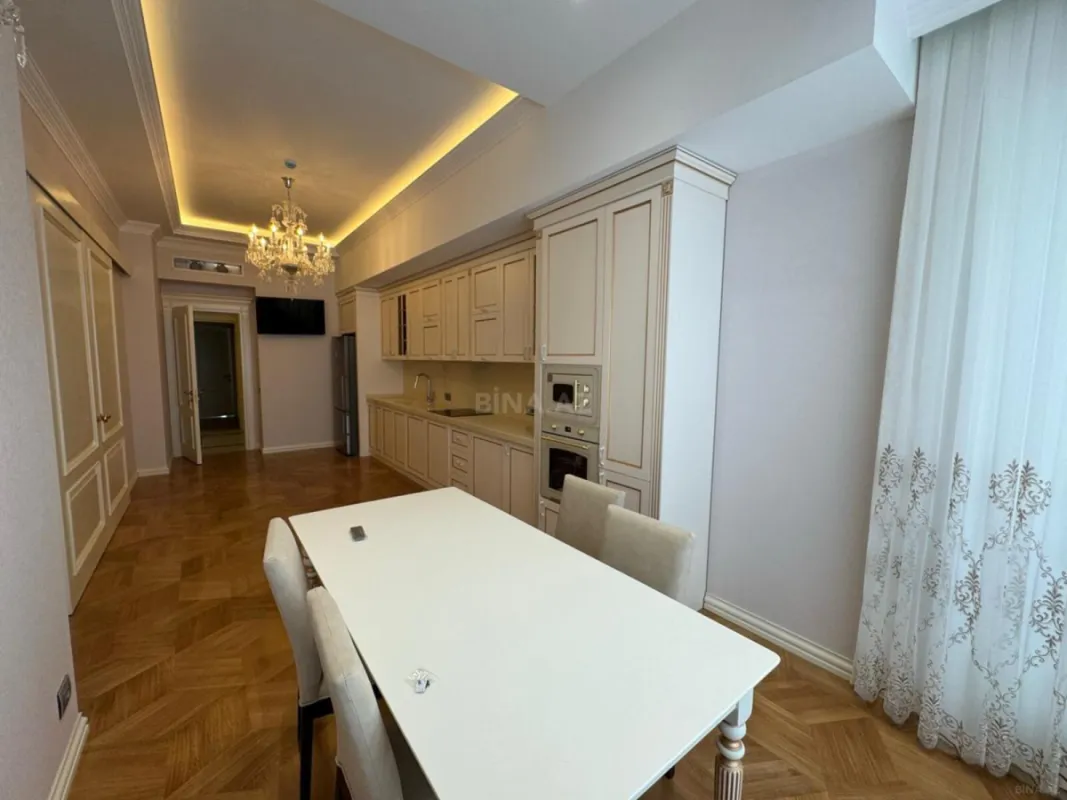 Kirayə verilir 7 otaqlı mənzil 320 m²