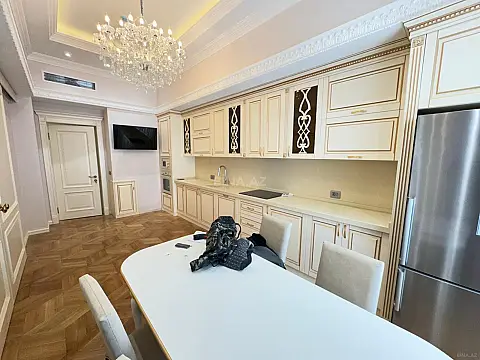 Kirayə verilir 7 otaqlı mənzil 320 m²