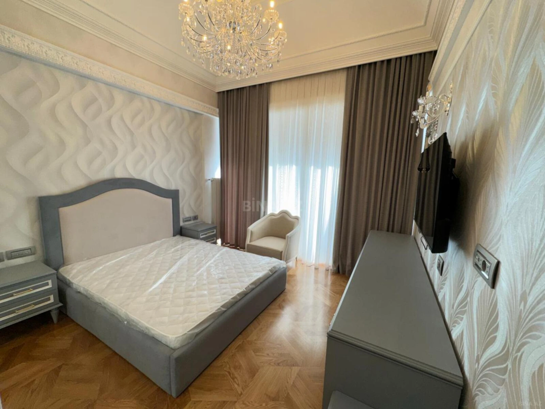 Kirayə verilir 7 otaqlı mənzil 320 m²