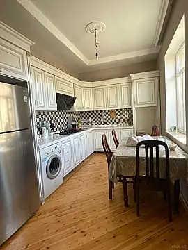 Satılır 5 otaqlı həyət evi 240 m²