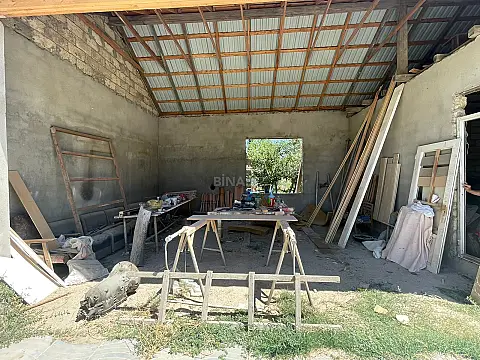 Satılır 5 otaqlı həyət evi 240 m²