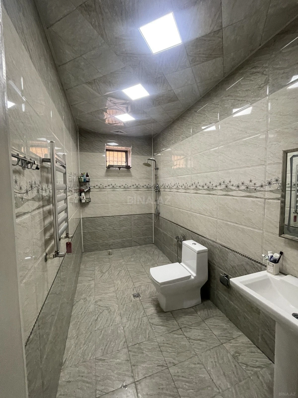 Satılır 6 otaqlı həyət evi 240 m²