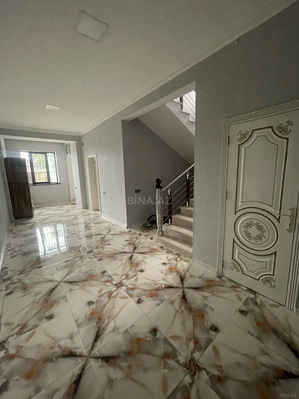 Satılır 6 otaqlı həyət evi 240 m²