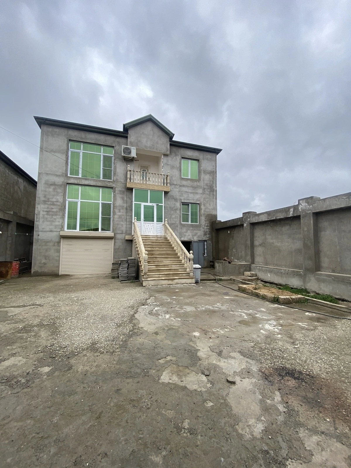 Satılır 5 otaqlı həyət evi 390 m²