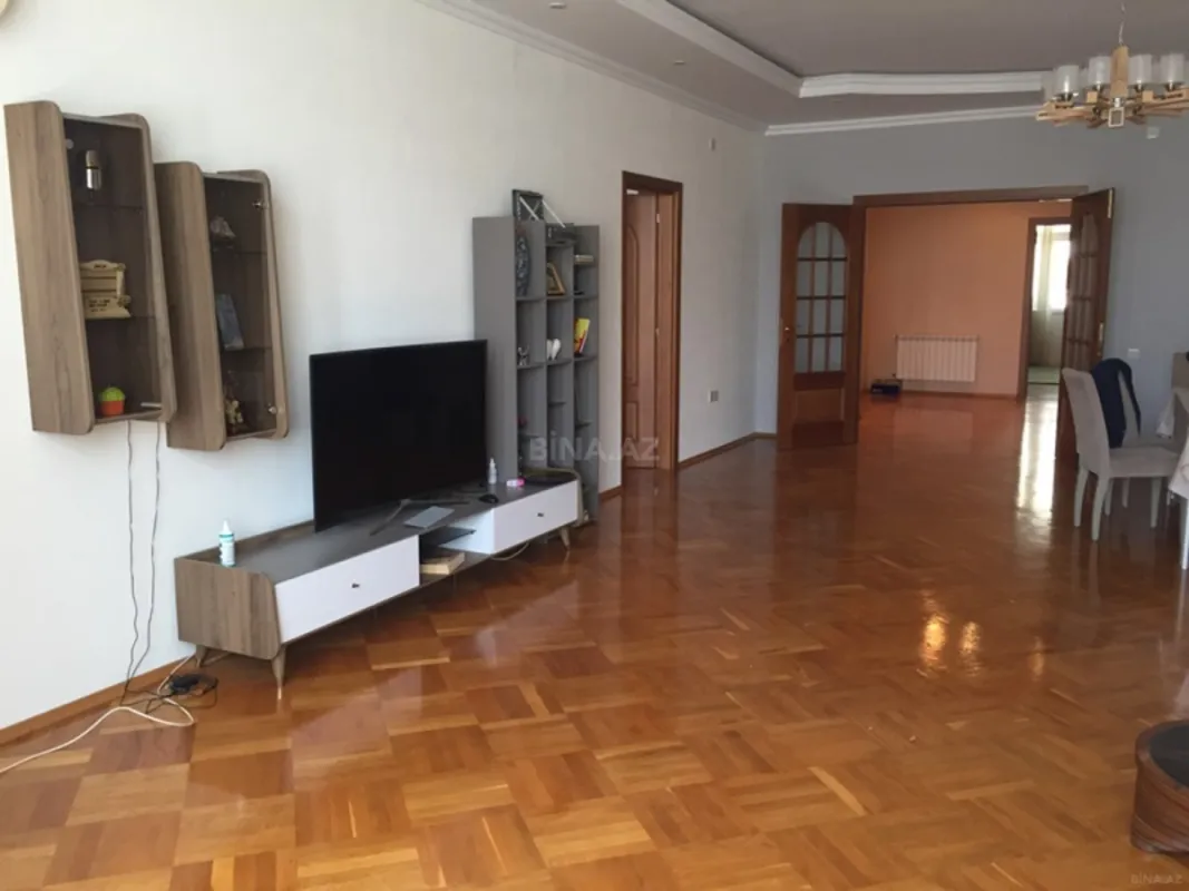 Satılır 4 otaqlı mənzil 165 m²