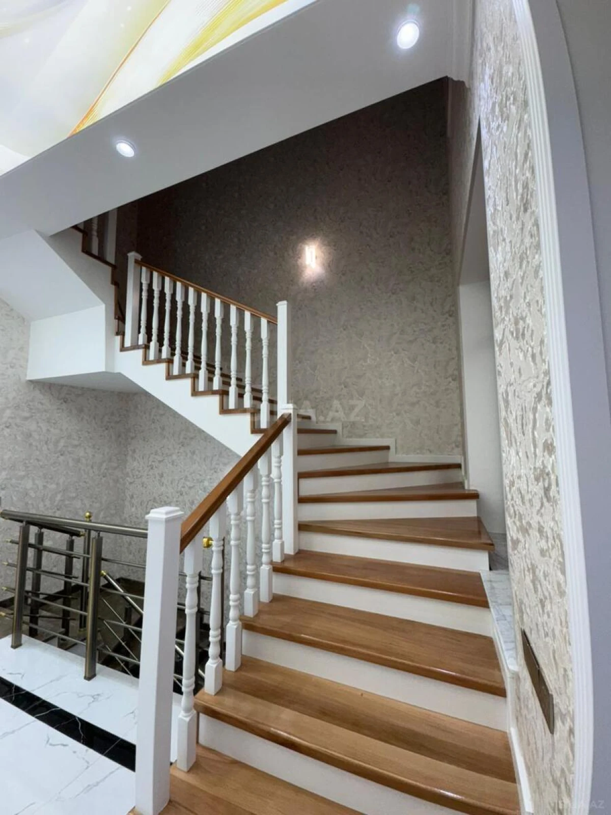 Satılır 5 otaqlı həyət evi 340 m²