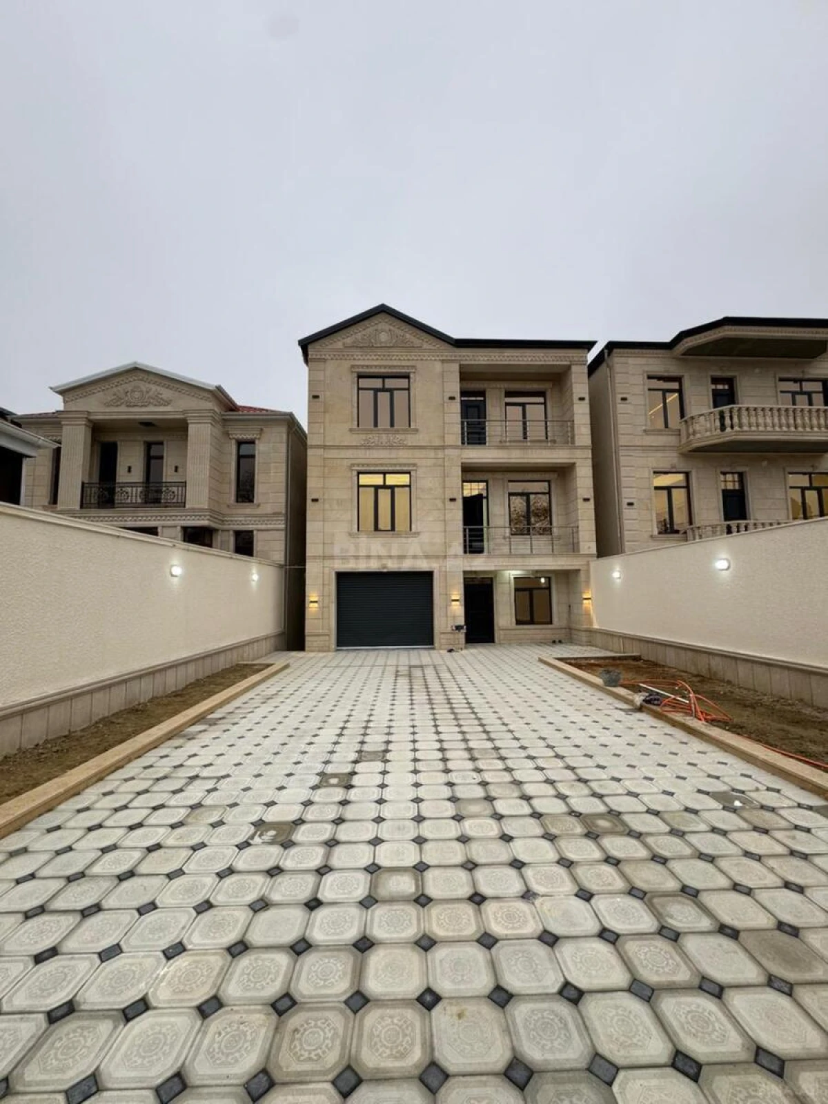 Satılır 5 otaqlı həyət evi 340 m²