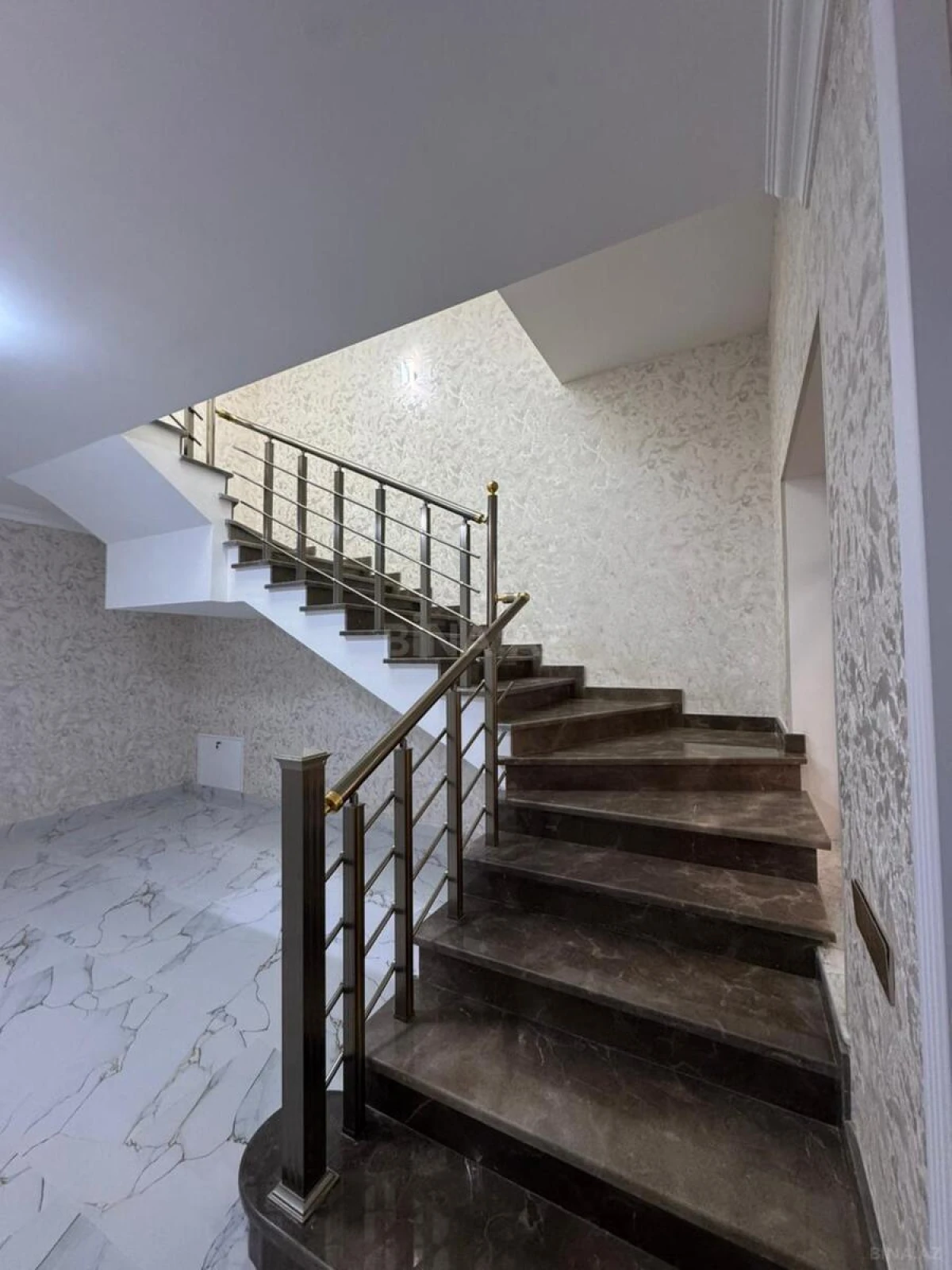 Satılır 5 otaqlı həyət evi 340 m²