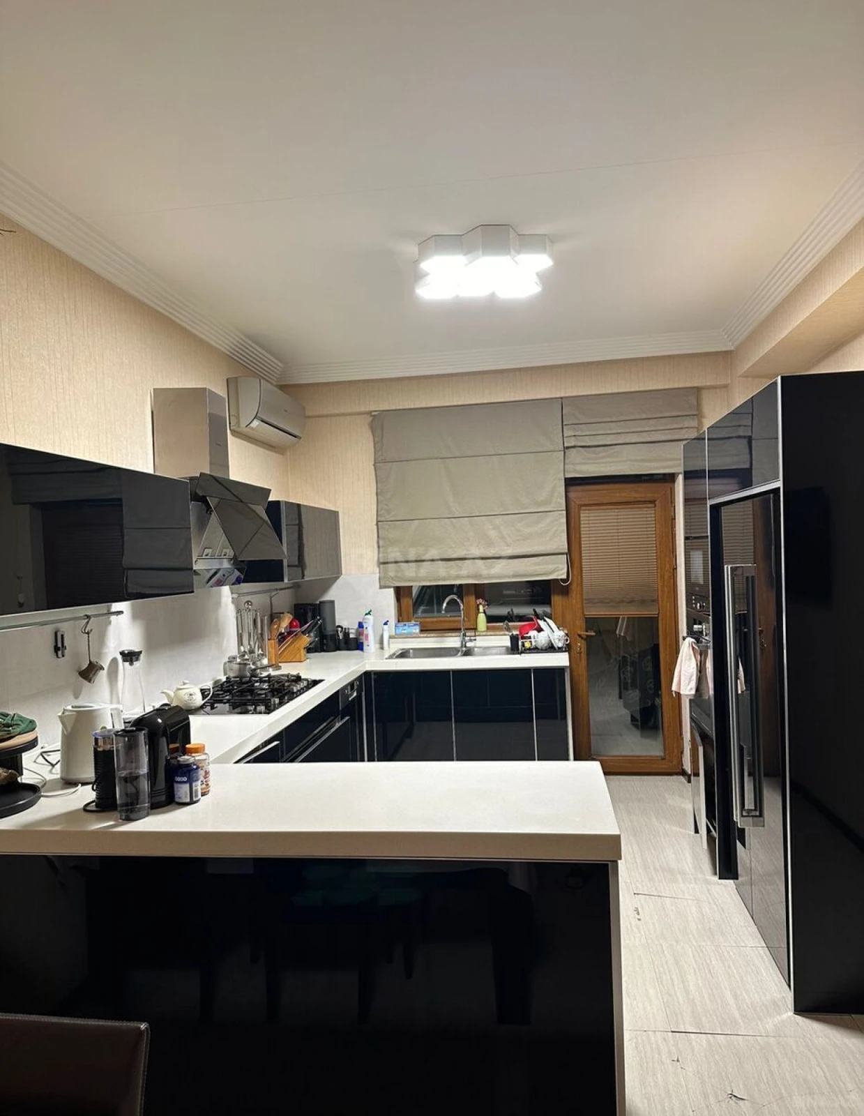Satılır 4 otaqlı mənzil 190 m²