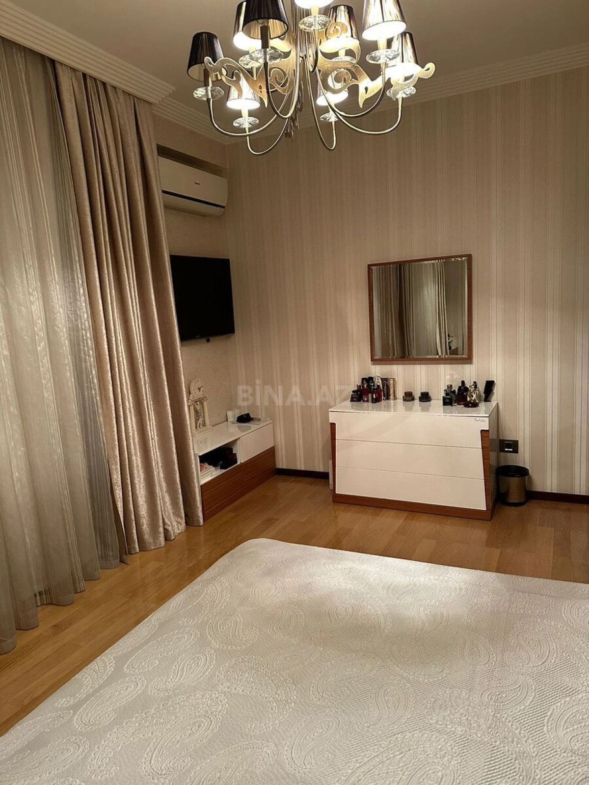 Satılır 4 otaqlı mənzil 190 m²