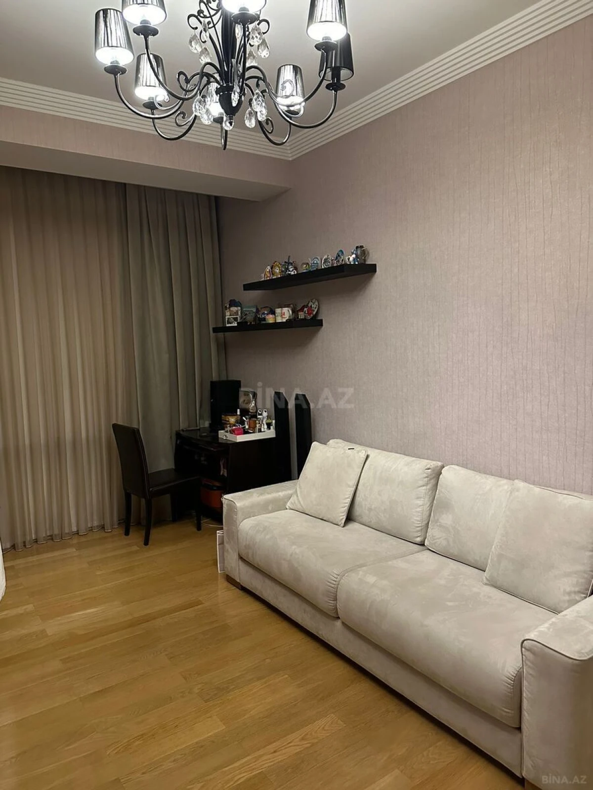 Satılır 4 otaqlı mənzil 190 m²