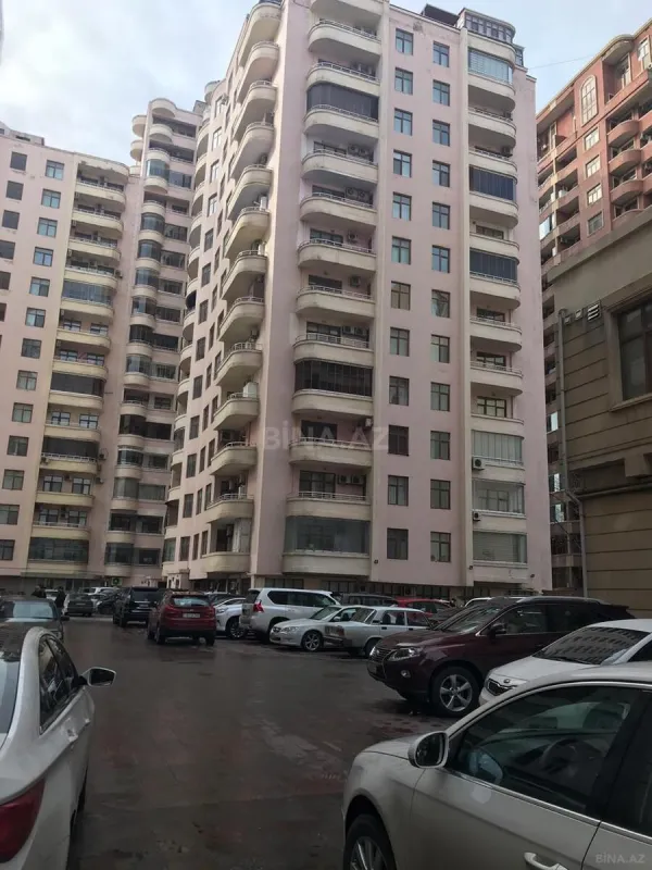 Satılır 4 otaqlı mənzil 190 m²