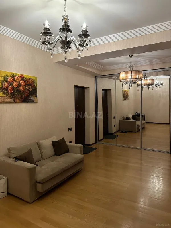 Satılır 4 otaqlı mənzil 190 m²