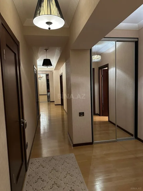 Satılır 4 otaqlı mənzil 190 m²