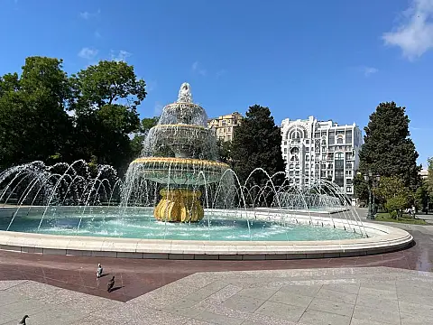 Satılır 10 otaqlı mənzil 525 m²