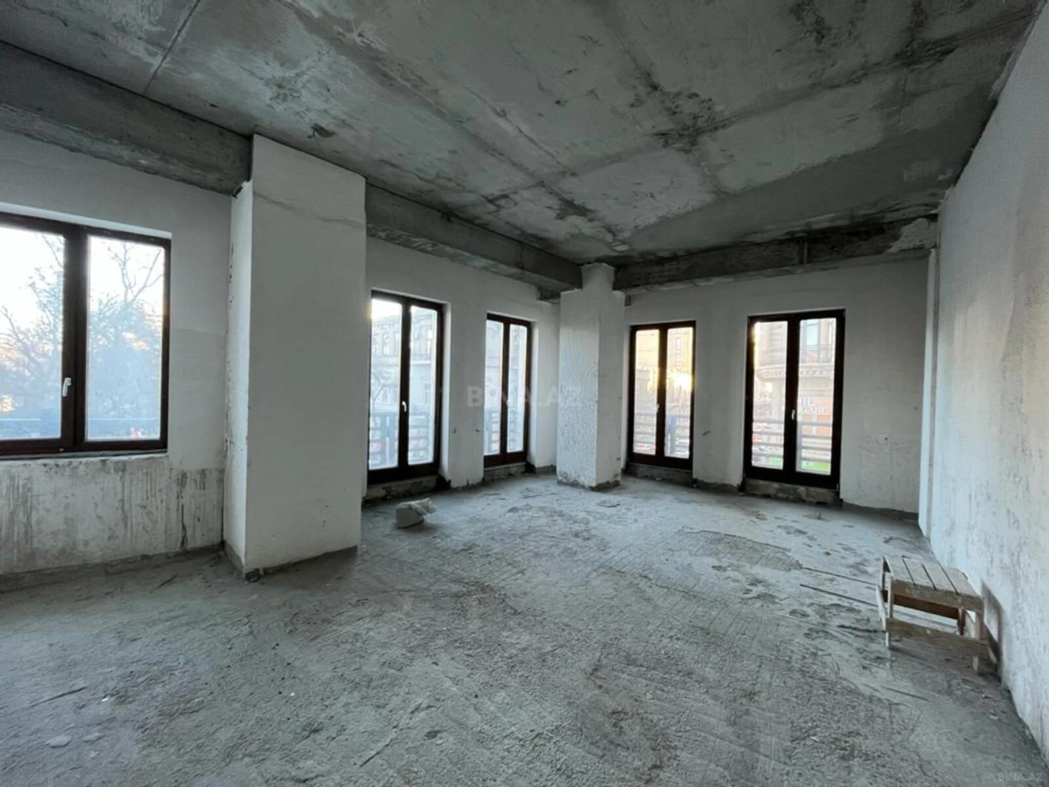 Satılır 10 otaqlı mənzil 525 m²