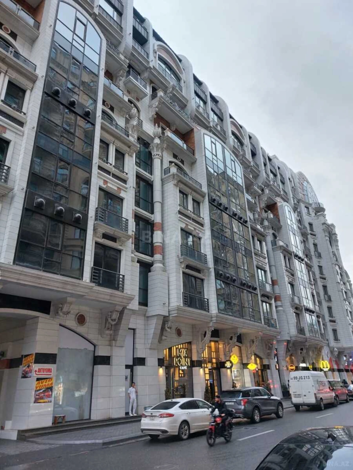 Satılır 10 otaqlı mənzil 525 m²