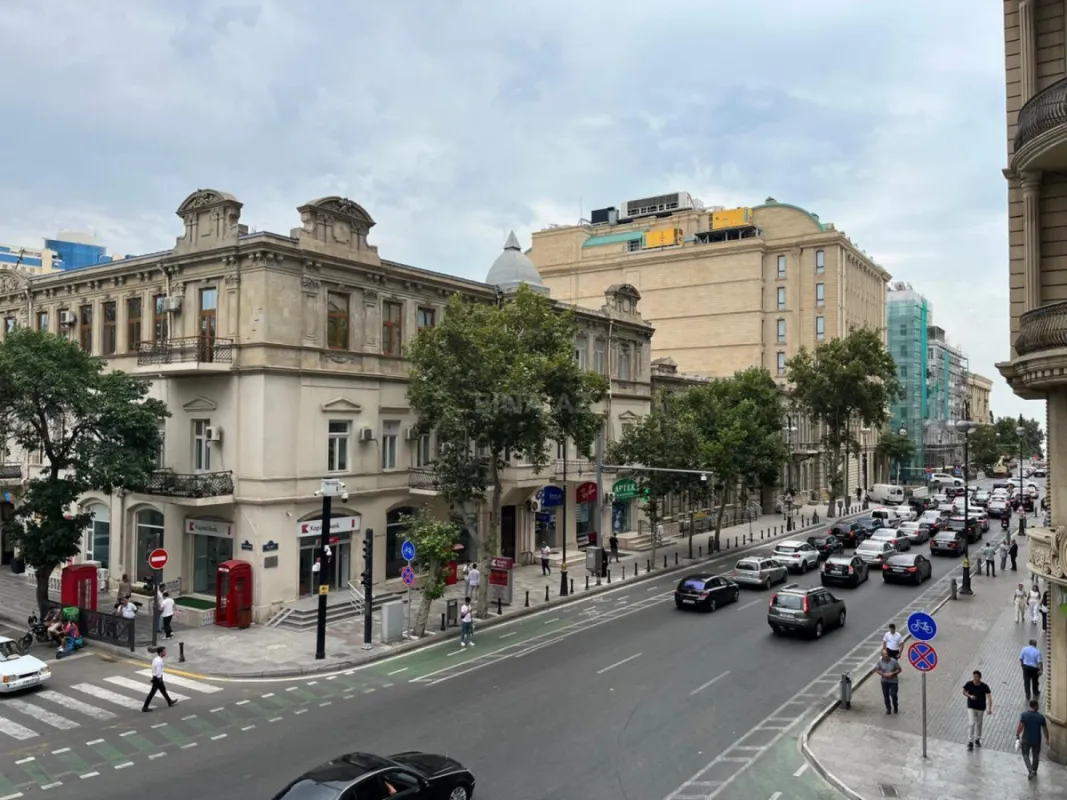 Satılır 10 otaqlı mənzil 525 m²