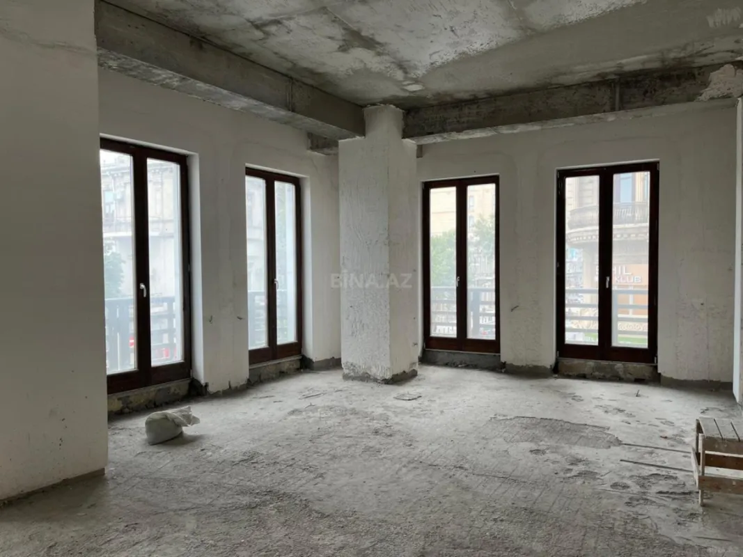Satılır 10 otaqlı mənzil 525 m²