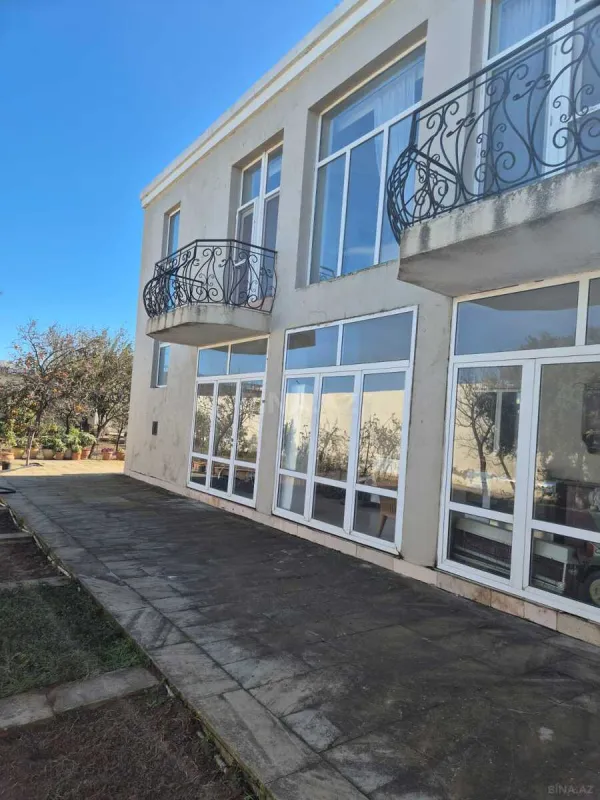 Satılır 7 otaqlı həyət evi 2800 m²