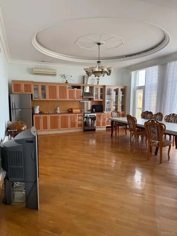 Satılır 7 otaqlı həyət evi 2800 m²
