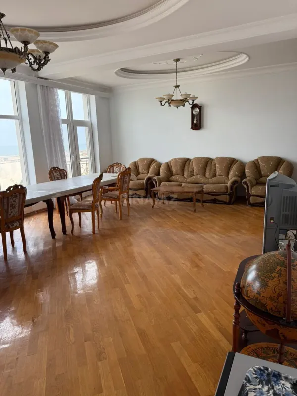 Satılır 7 otaqlı həyət evi 2800 m²