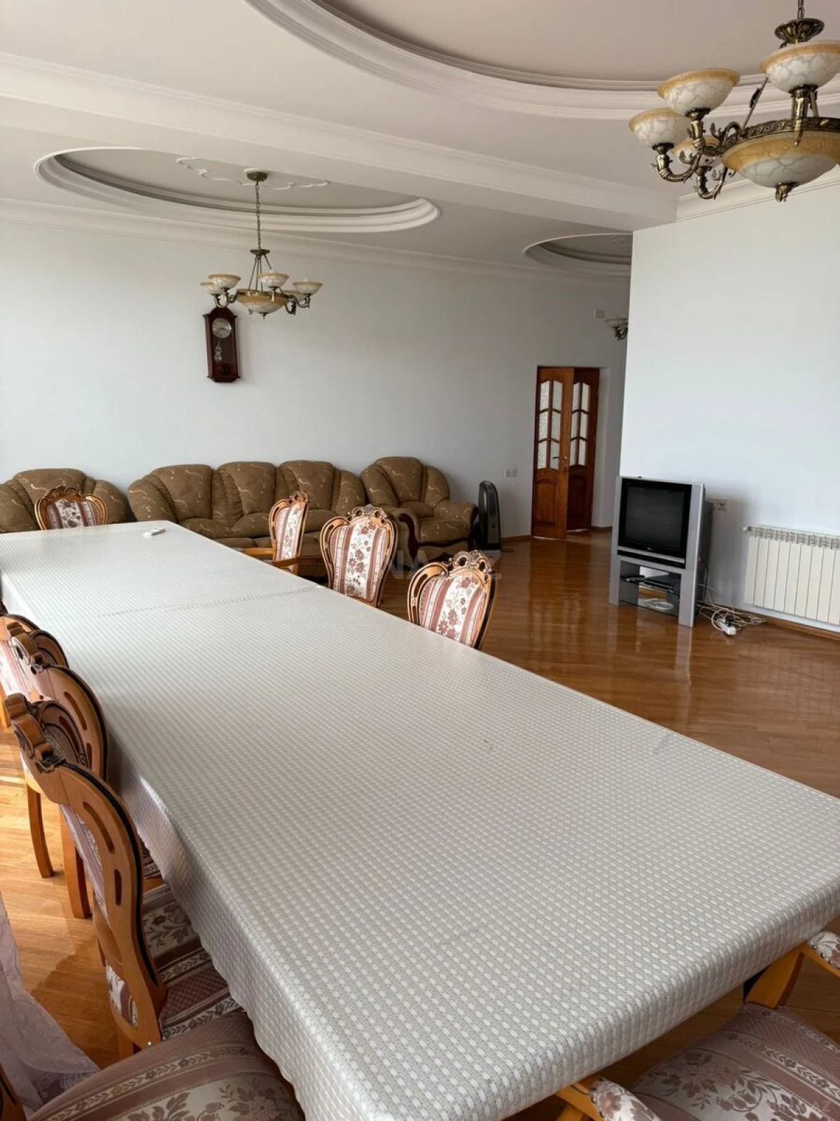 Satılır 7 otaqlı həyət evi 2800 m²