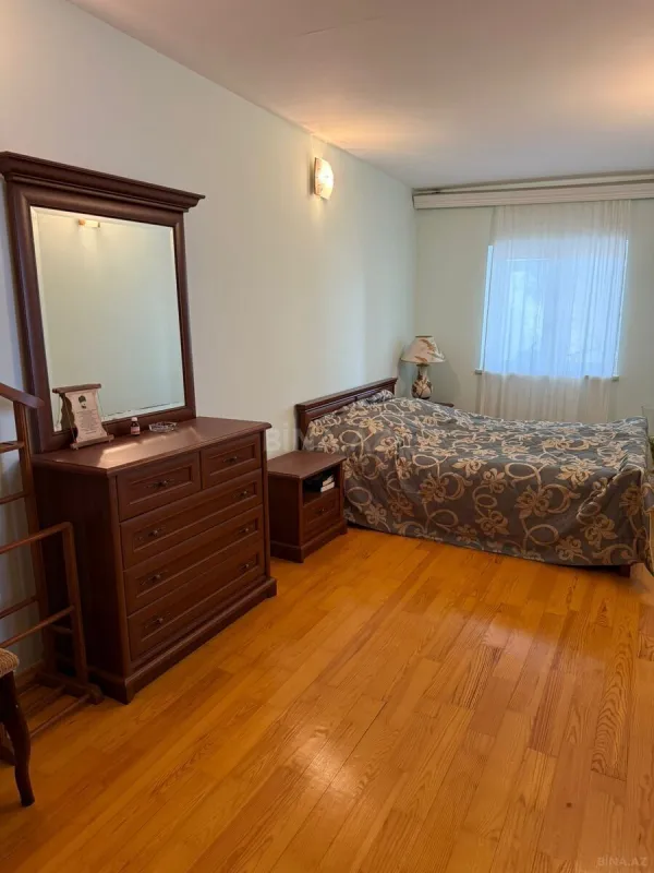 Satılır 7 otaqlı həyət evi 2800 m²
