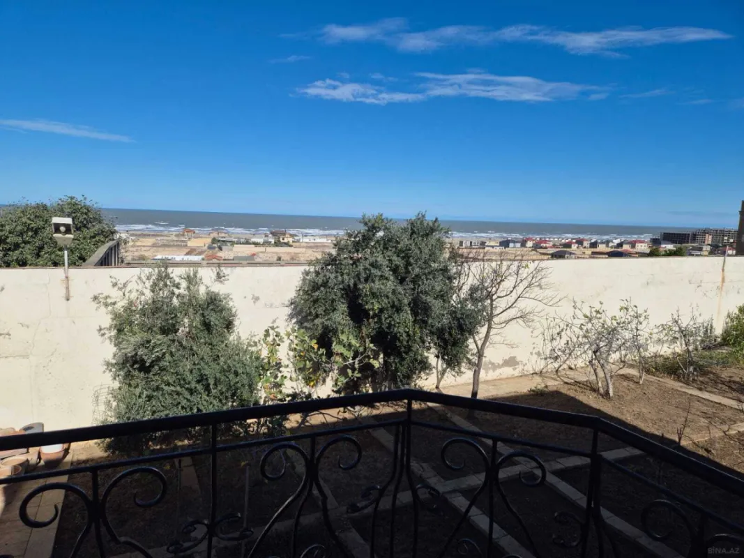 Satılır 7 otaqlı həyət evi 2800 m²