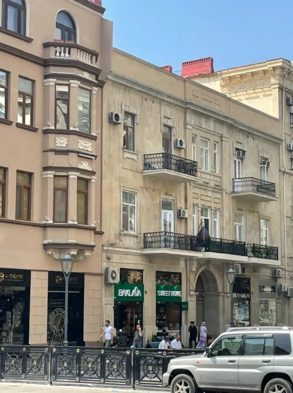 Satılır 4 otaqlı mənzil 102 m²